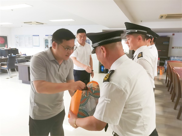 為酷暑“降”溫，讓愛(ài)心“升”溫...